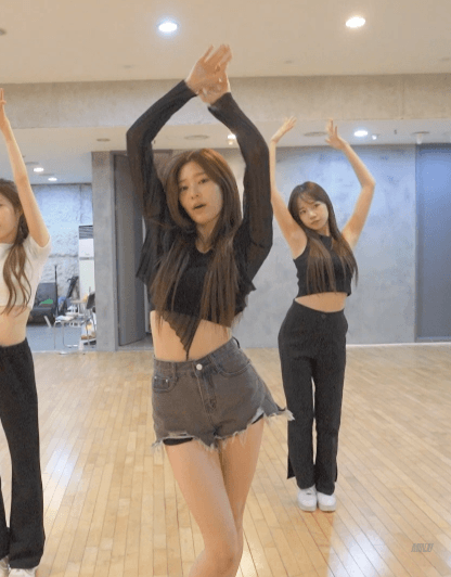 성인식 춤 연습 하는 아이즈원 김민주 - 꾸르