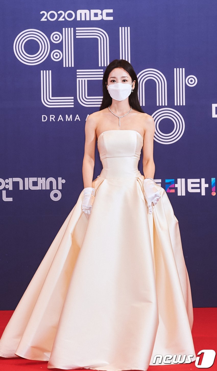 2020 MBC 연기대상 남규리 드레스 - 꾸르