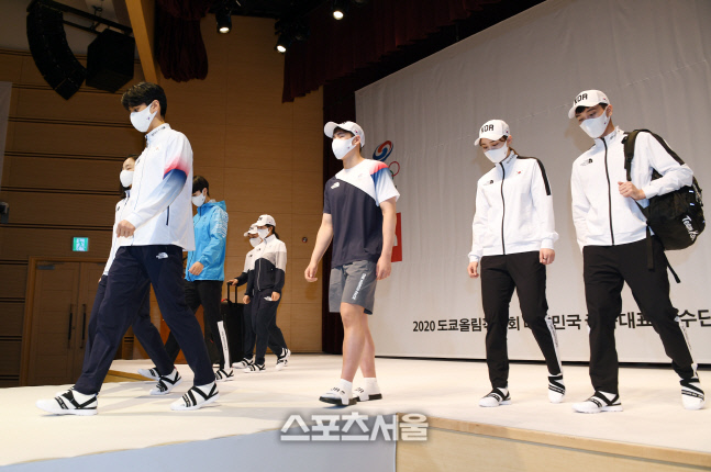 [포토]도쿄올림픽 국가대표 단복 뽐내는 선수들