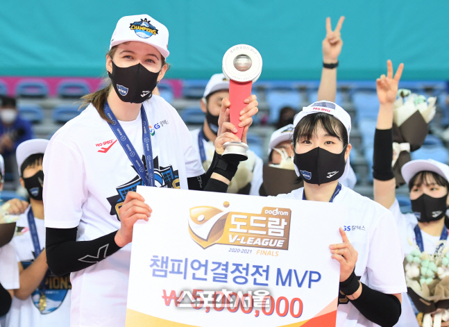 [포토]챔피언결정전 공동 MVP로 선정된 러츠-이소영