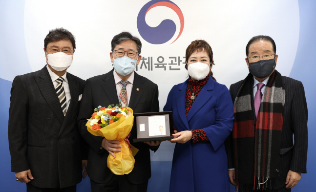 (왼쪽부터)남진, 박양우 장관, 이자연 회장, 김광진