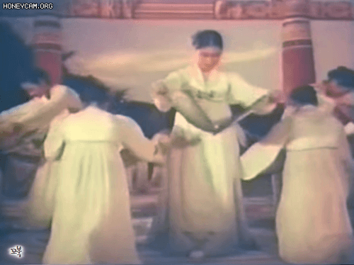 1957년 제작된 북한 영화 속 부채춤과 장구춤 - 꾸르