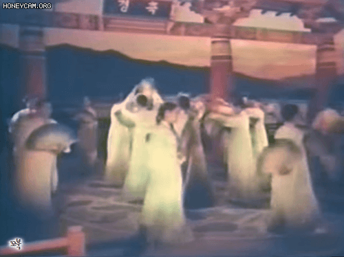 1957년 제작된 북한 영화 속 부채춤과 장구춤 - 꾸르