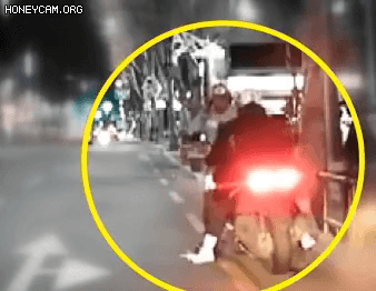 번호판 떼낸 오토바이 무법 질주, 항의하자 폭행 - 꾸르