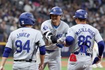 다저스, 사상 최초 韓 개최 MLB 정규시즌 경기서 승리…오타니 2안타