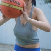 노브라로 농구하는 여자
