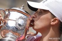 시비옹테크, 프랑스오픈 테니스 여자 단식 3년 연속 정상