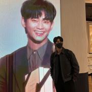 김수현, 전광판 따라하기…마스크로 못 가린 잘생김