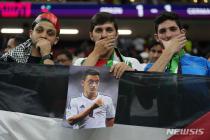 독일 대표팀의 항의, 카타르 팬들은 외질 사진으로 응수