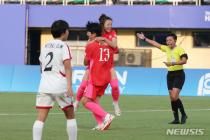 여자축구, '남북대결'서 1-1로 전반종료…손화연 퇴장