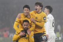 황희찬 마침내 시즌 1호골…울버햄튼, 맨유에 2-0 승리