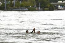 파리올림픽 센강 '수질 논란'에 프랑스 체육장관이 '풍덩'