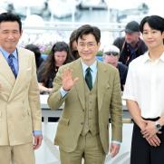'베테랑2' 황정민·정해인, 칸 영화제 떴다…여유로운 표정·밝은 미소