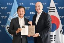 정몽규 축구협회장, 파리서 FIFA 회장 만나…친필 편지 담은 자서전 선물