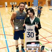 NBA 스타 커리, 일본에서 BTS 슈가 만났다