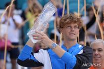 테니스 '세계랭킹 1위' 신네르, 잔디 코트서 첫 우승