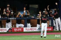 KT, 삼성 완파…쿠에바스 승리투·호잉 결승포