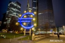 ECB, 10번 인상 끝 금리 동결…라가르드 "인하 논의 시기상조"(종합)