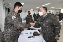 홍남기, 연말 군장병 격려…"내년 병 봉급 인상·급식 개선"