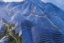 태양광 패널로 도배된 중국의 산