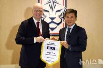 인판티노 FIFA 회장, 축구회관 방문…정몽규 회장과 만나