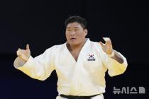 유도 김민종, 프로야구 PO 3차전 시구…배우 정지소, 애국가 제창