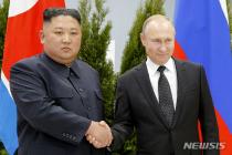 [속보]푸틴·김정은 악수·환담 뒤 회담장 이동