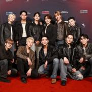 세븐틴, BBMAs '톱 K팝 투어링 아티스트' 수상 "캐럿 덕분"