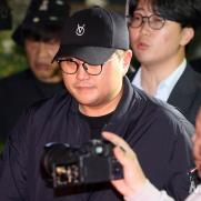 김호중 "죄인이 무슨 말 필요"…경찰 출석 8시간40분만 귀가(영상)