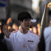 방탄소년단 진, '파리 올림픽' 성화봉송에 '인산인해' 큰 환호성(종합)