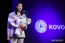 김연경, 프로배구 여자부 최우수선수…레오는 남자부 MVP