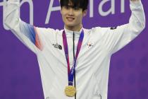 '200m 수영 아시아 최강' 증명한 황선우의 '금빛 물결' [뉴시스Pic]